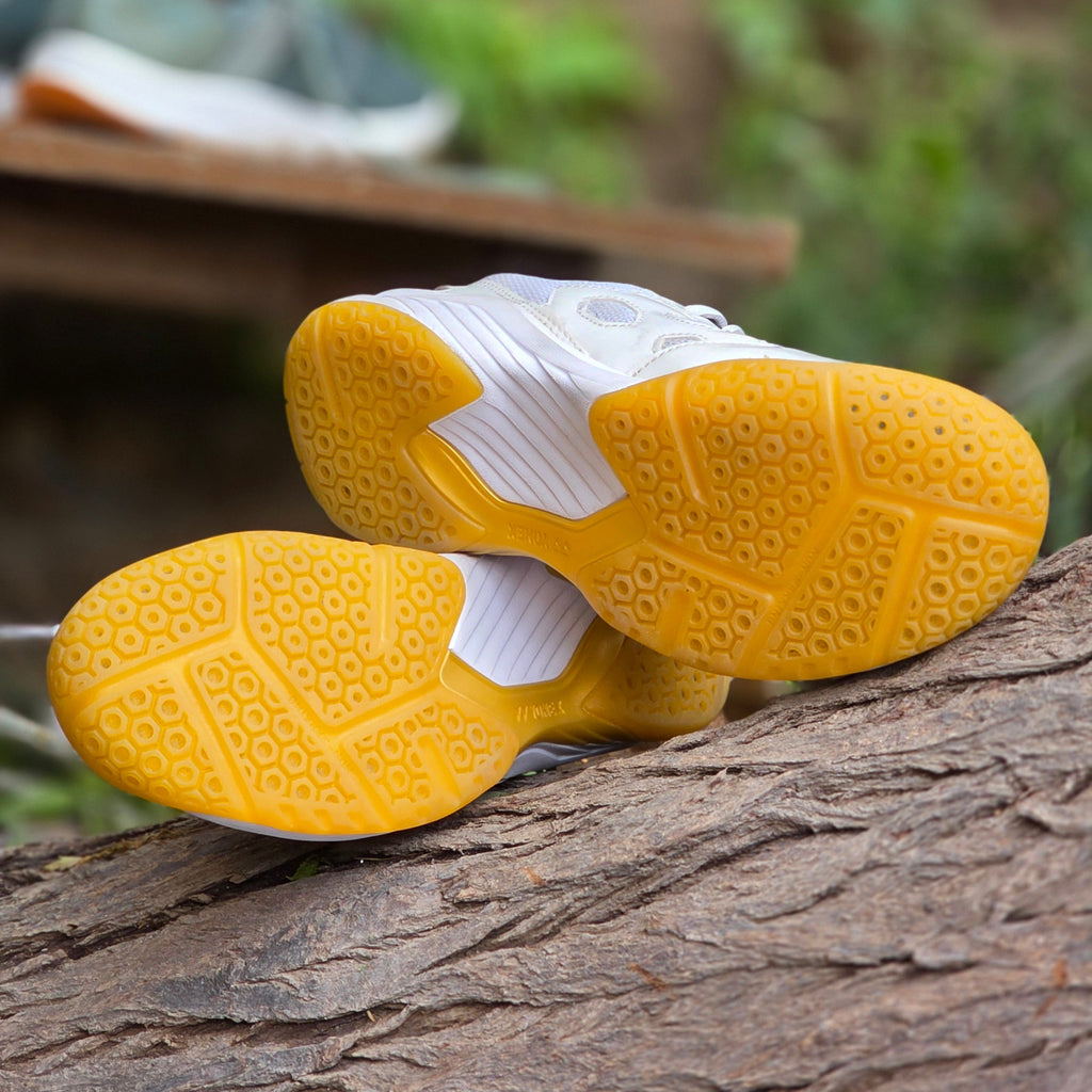 Size 6 YONEX SHB101CR – Lightweight Comfort | Ghazali Style