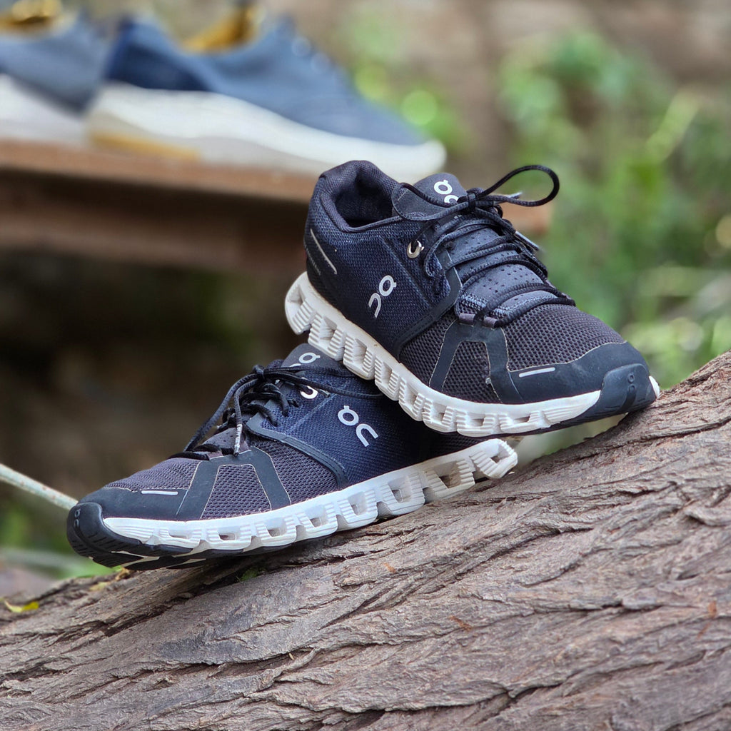 Size 4 ON Cloud 5 Black & White Running Shoes (Used) | Ghazali Style